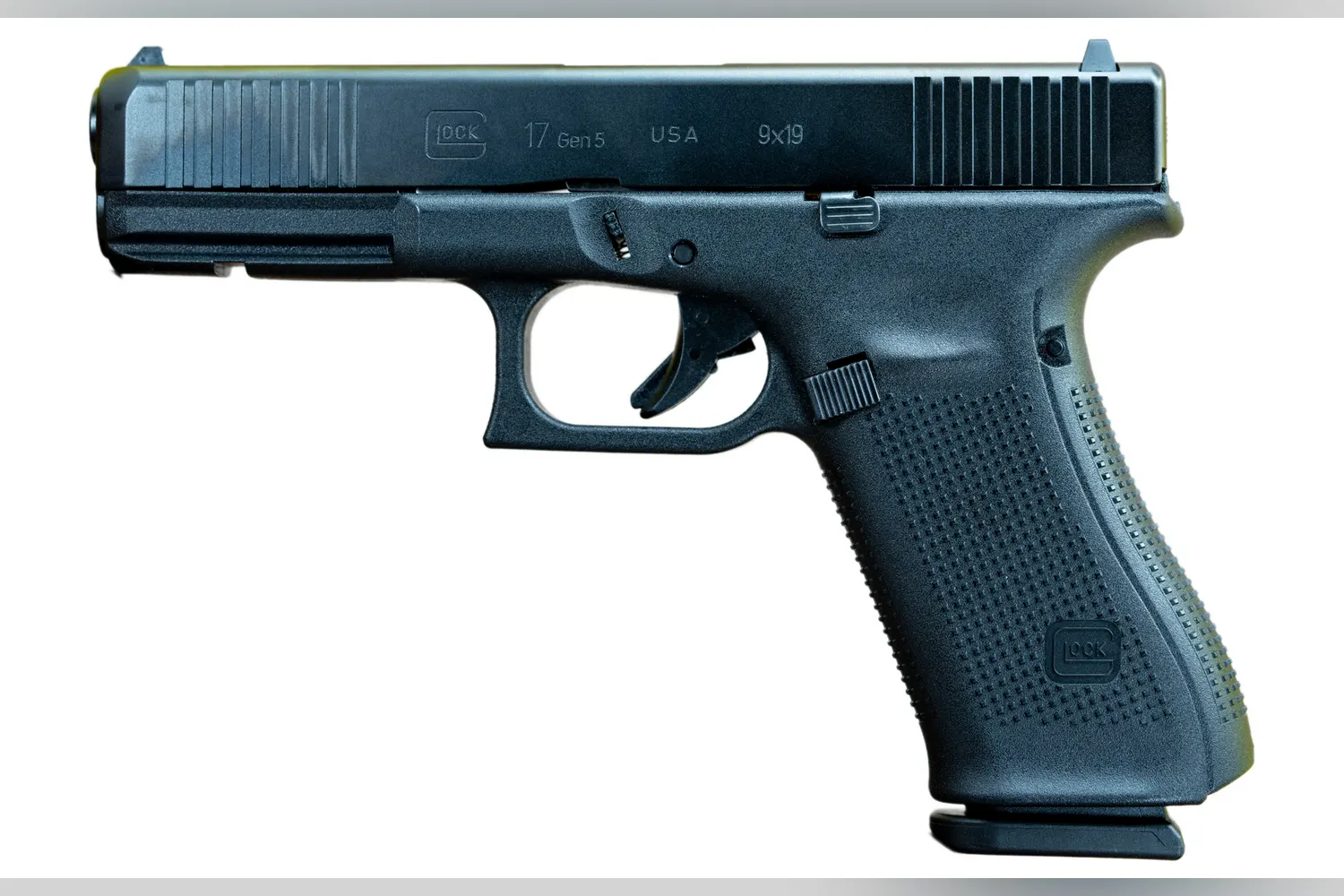 Glock 17 Gen5 na białym tle