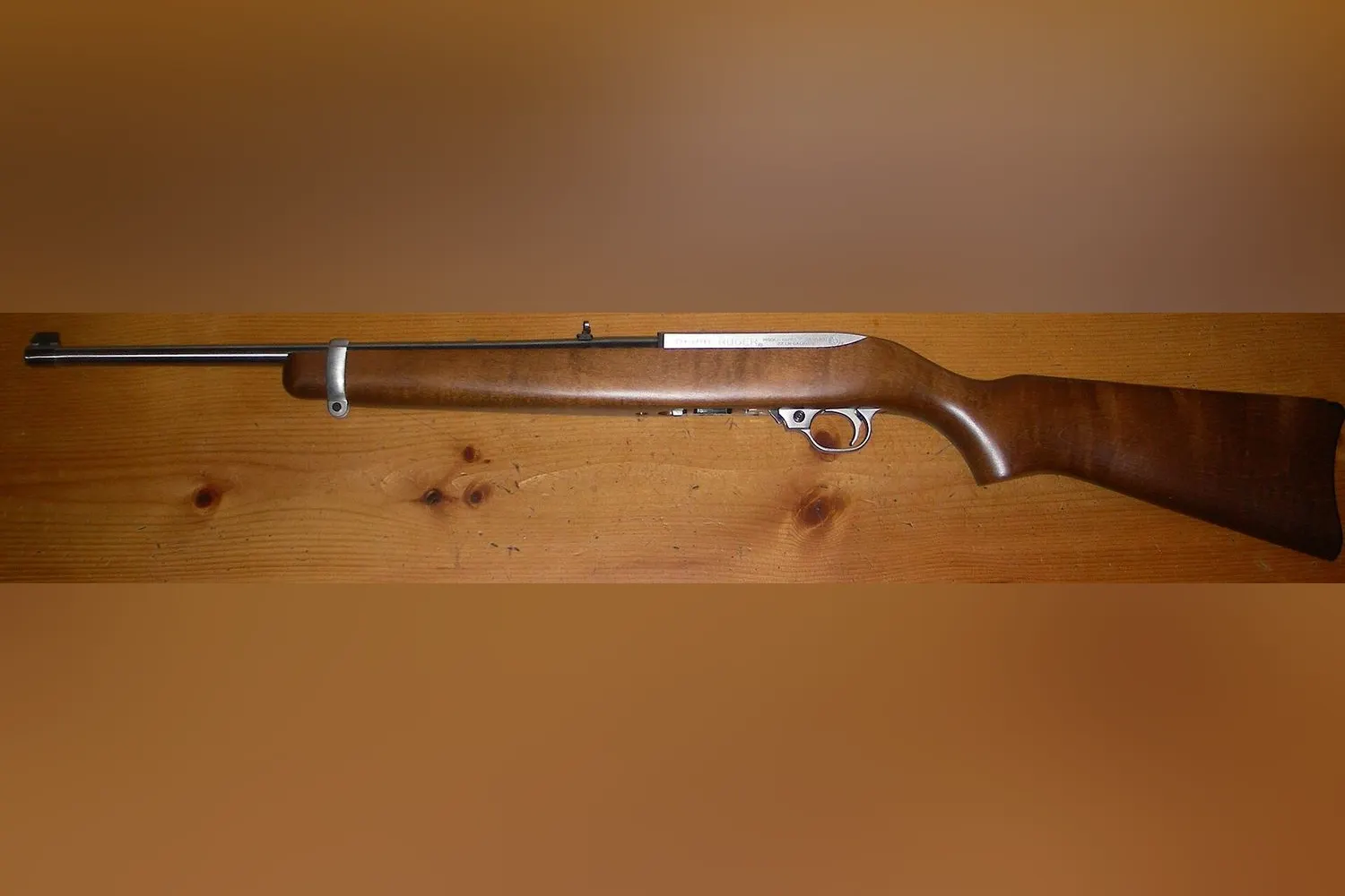Ruger 10/22 Carbine z łożem z drewna liściastego