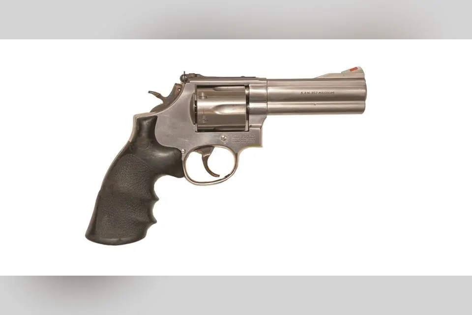 Smith & Wesson 686 kalibru .357 Magnum na zdjęciu amerykańskiej agencji ATF; opis pliku nie podaje długości lufy