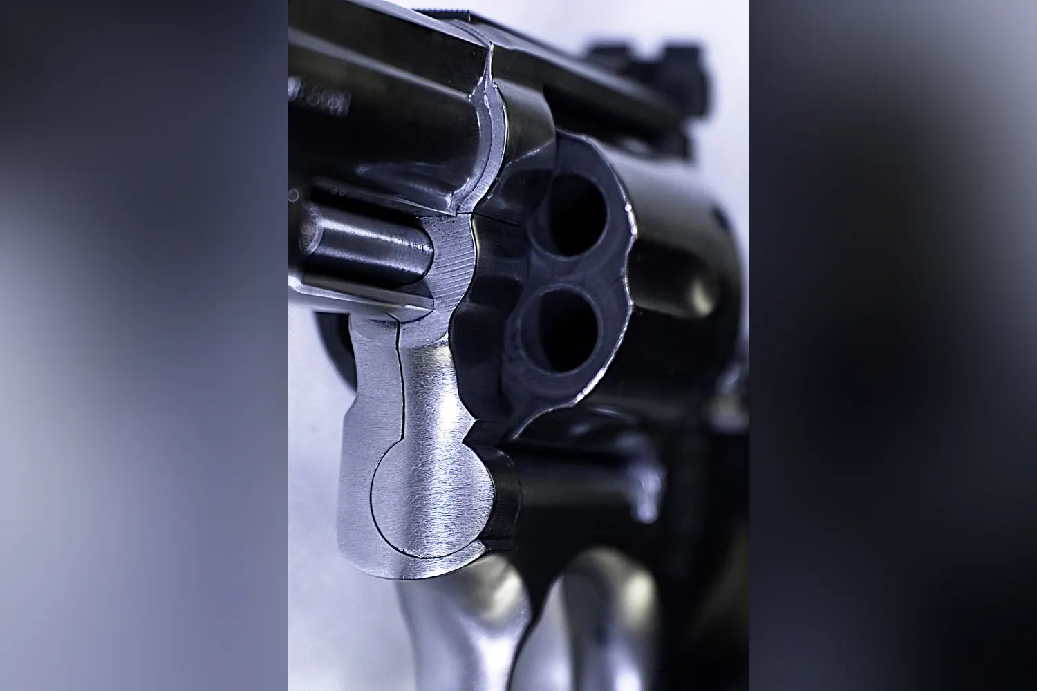 Zbliżenie bębna rewolweru Smith & Wesson 686 z lufą 6 cali, kaliber .357 Magnum